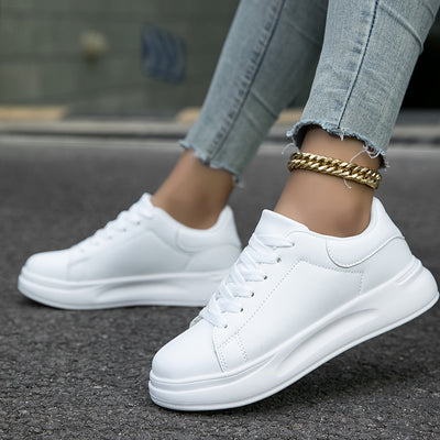 Saubere weiße Ledersneaker mit minimalistischem Design für Frauen
