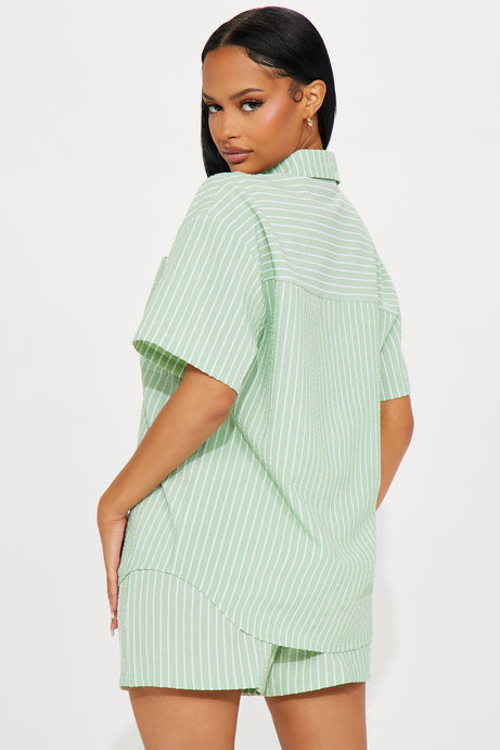 Lässiges zweiteiliges Set mit weißen Streifen und kurzen Ärmeln für Frauen