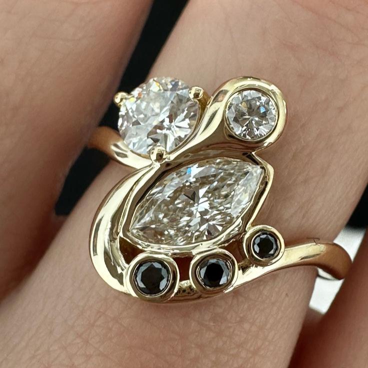 Unregelmäßiger Gold-Zirkonia-Ring