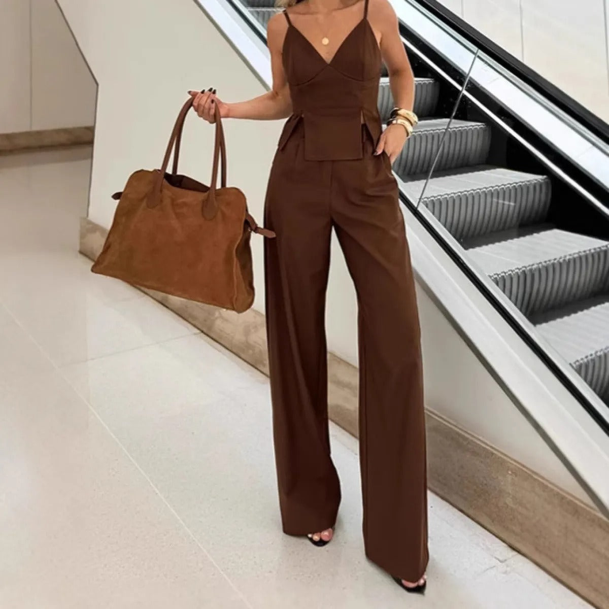 Damenhosenset mit Trägern und minimalistischem V-Ausschnitt - Renata