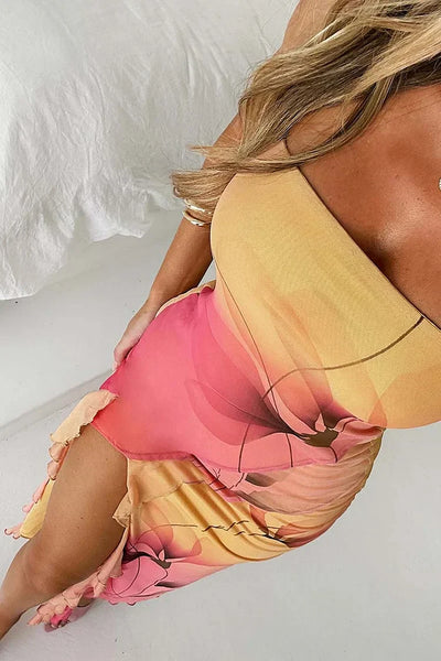 Renata - Tailliertes trägerloses Kleid mit hohem Schlitz und asymmetrischem Druck