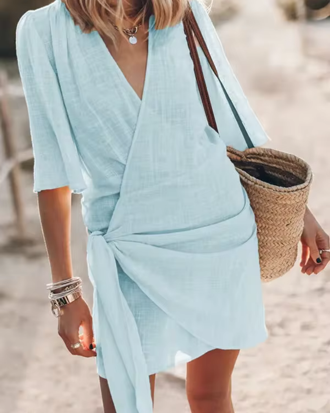 Mehira – Feminines Wickelkleid mit verspielter Schleifendetail