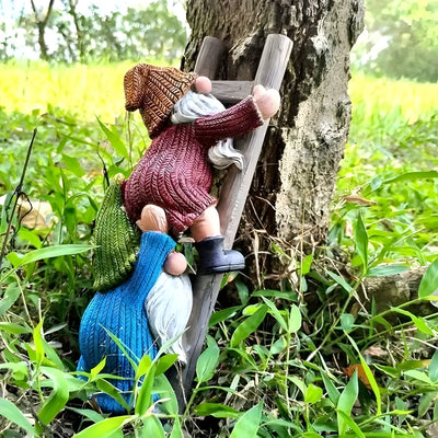 WhimsiLawn Statue – Verspielte Outdoor Kletternde Gartenzwerg Deko