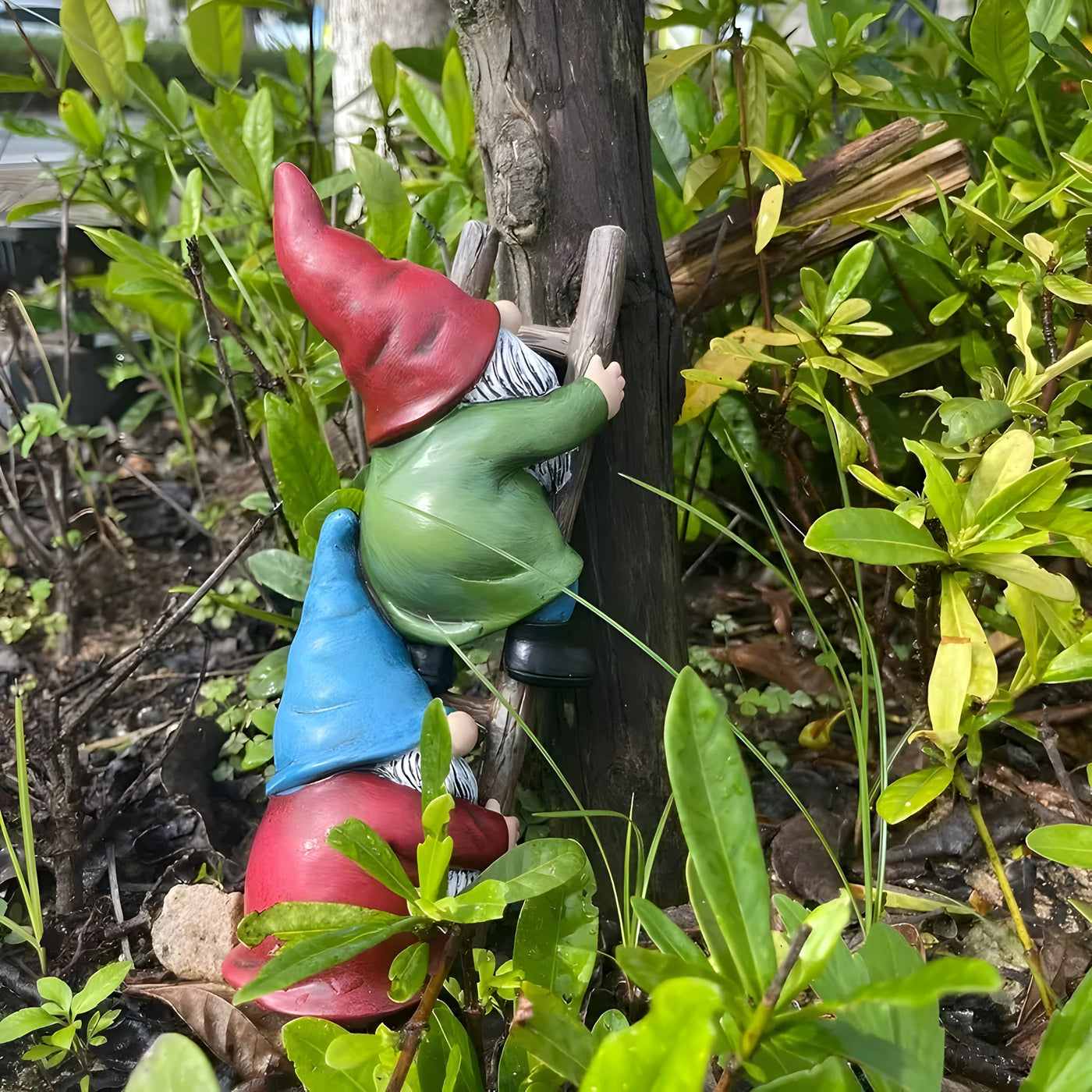 WhimsiLawn Statue – Verspielte Outdoor Kletternde Gartenzwerg Deko