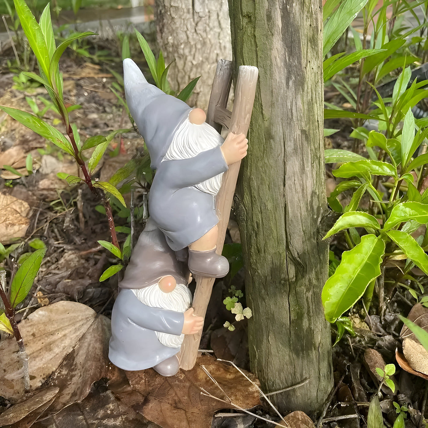 WhimsiLawn Statue – Verspielte Outdoor Kletternde Gartenzwerg Deko