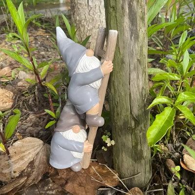 WhimsiLawn Statue – Verspielte Outdoor Kletternde Gartenzwerg Deko