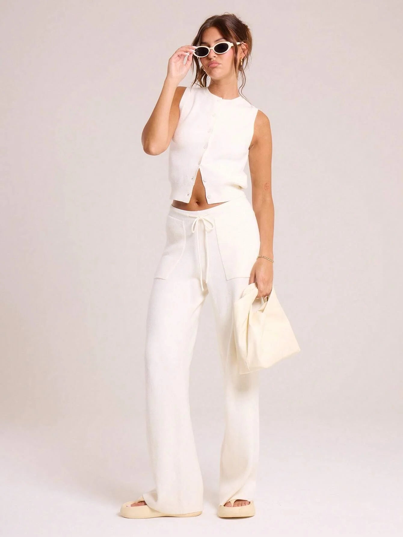 Gestricktes Cropped Top mit Knopfleiste – Minimalistisch, Weich & Kombistark