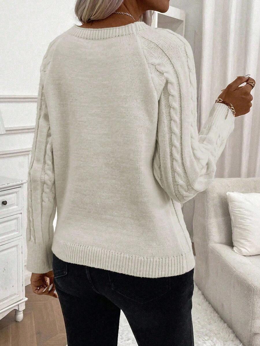 Clara – Pullover mit Knopfdetails und Zopfmuster