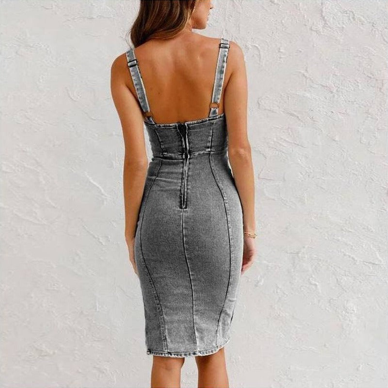 Eng anliegendes Damenkleid aus Denim mit Schlitz und Trägern - Aitana