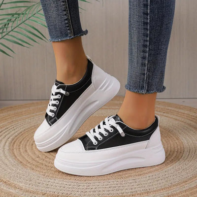 Bequeme Low-Top-Sneakers mit fester Farbe und Plateau