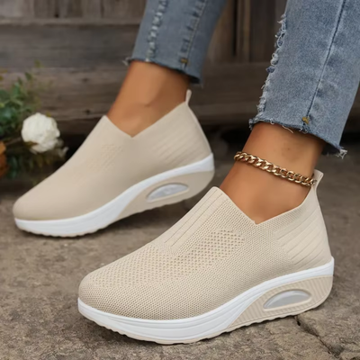 LIVIA | Beigefarbene Keilsneaker – Femininer Komfort trifft Eleganz