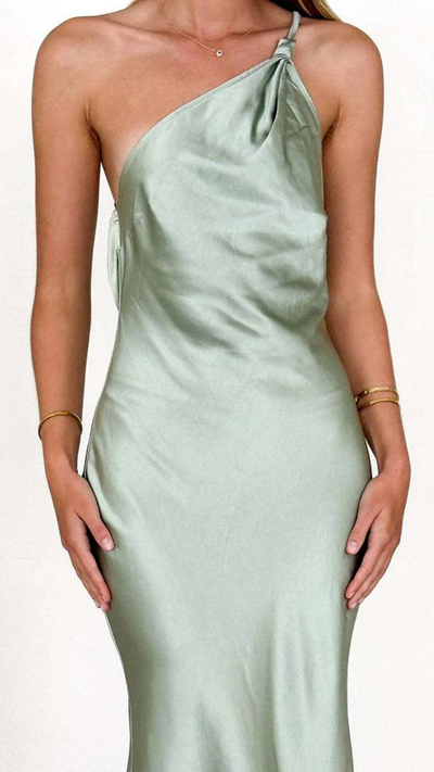 Lilith – Asymmetrisches Maxikleid in sanftem Salbeigrün