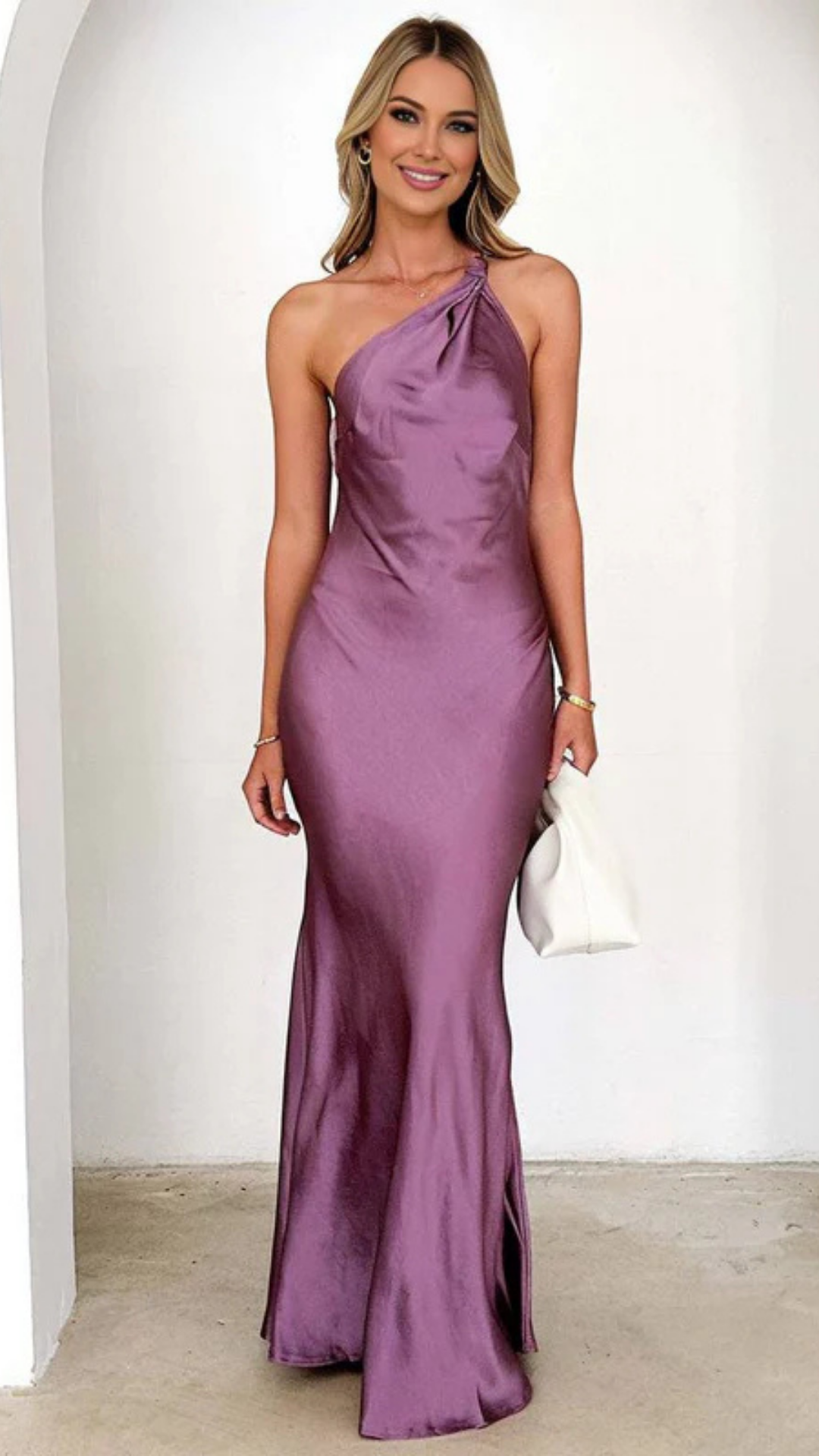 Lilith – Asymmetrisches Maxikleid in sanftem Salbeigrün