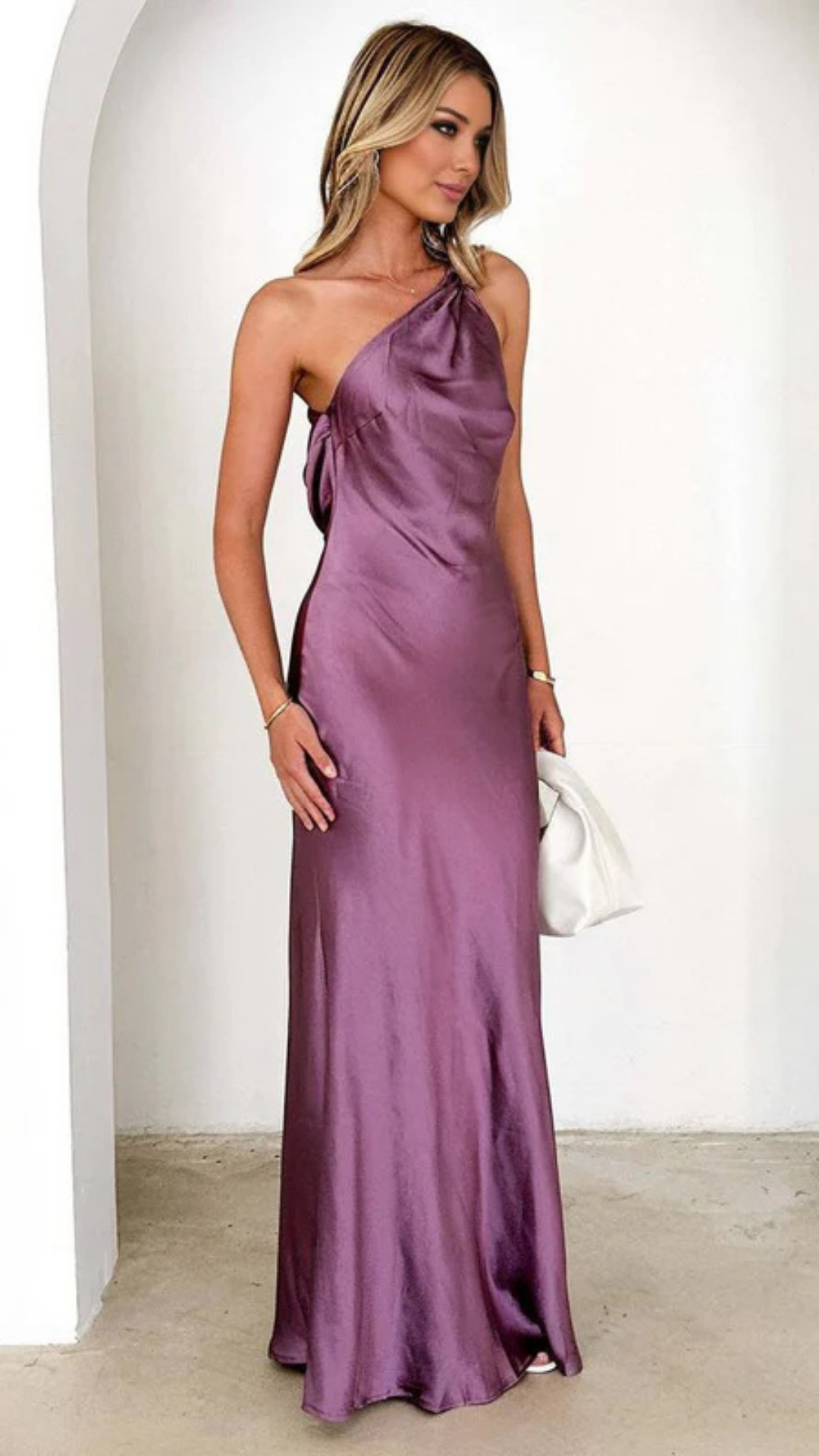 Lilith – Asymmetrisches Maxikleid in sanftem Salbeigrün