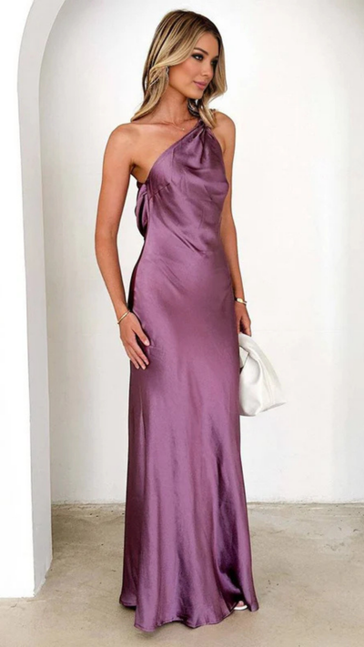 Lilith – Asymmetrisches Maxikleid in sanftem Salbeigrün