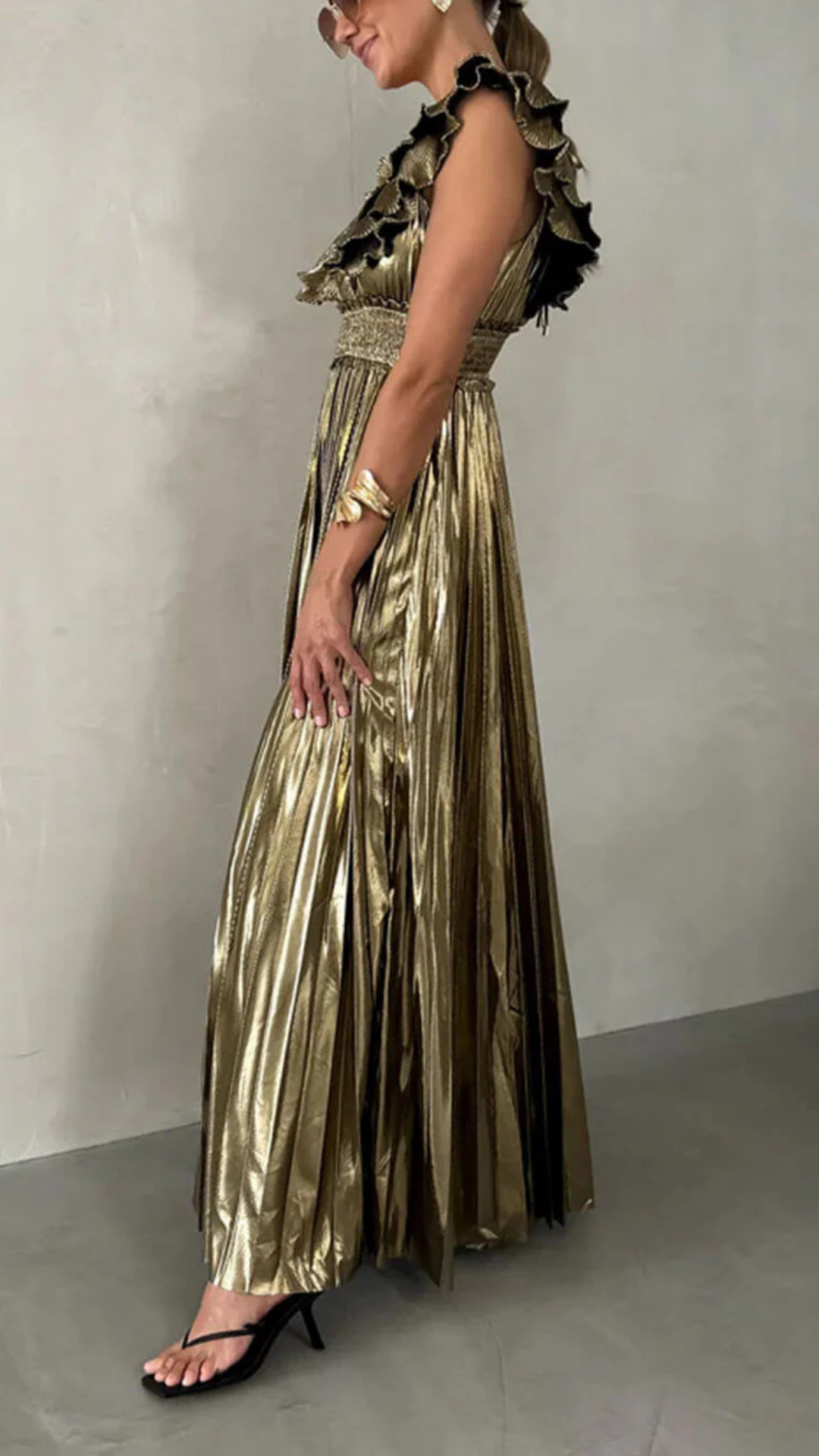 Aurora – Plissiertes Goldkleid mit Star-Appeal