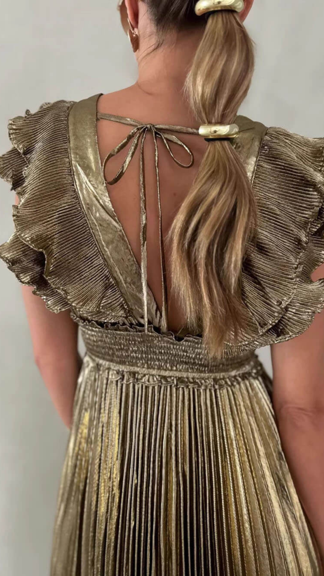 Aurora – Plissiertes Goldkleid mit Star-Appeal