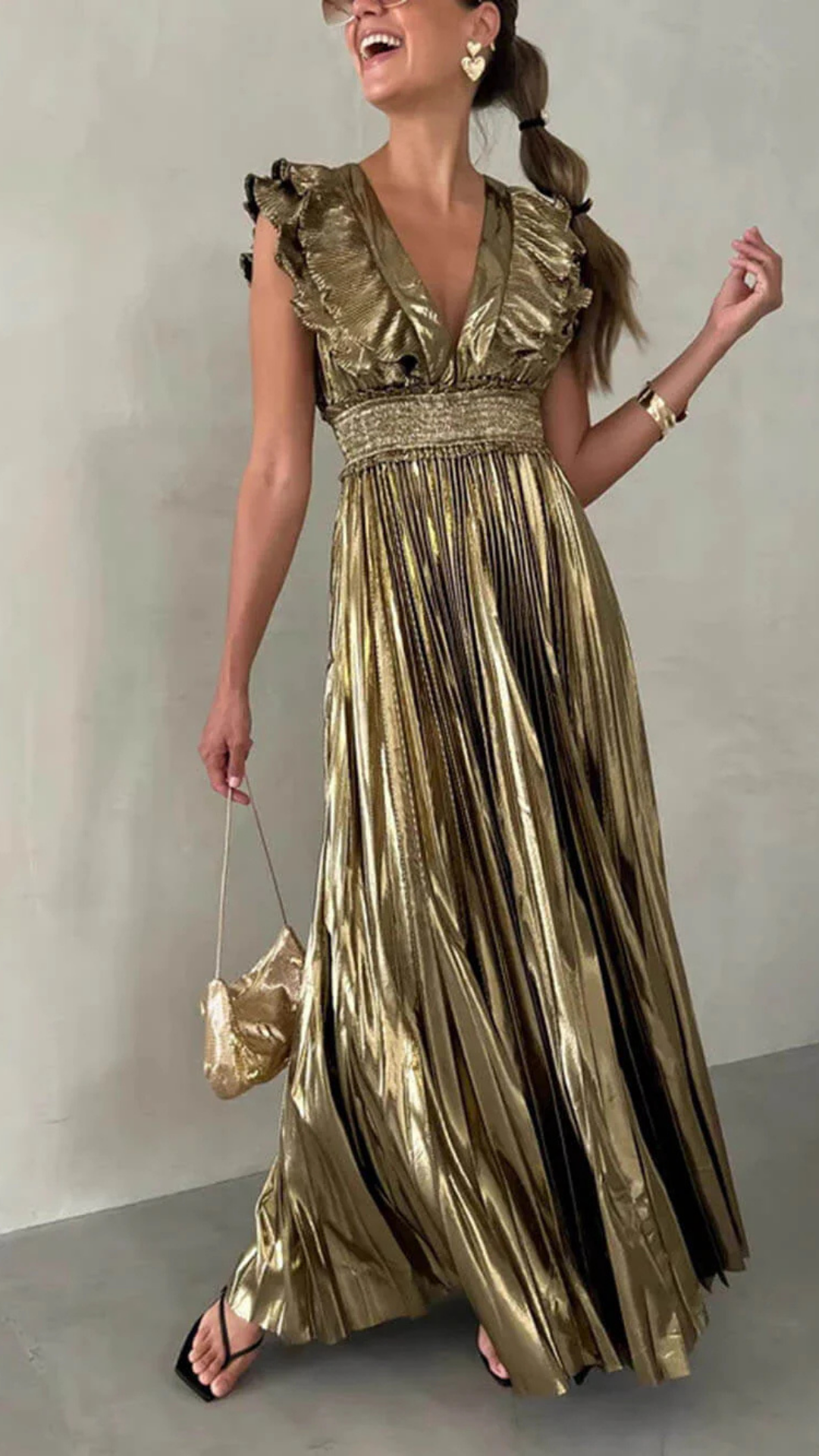 Aurora – Plissiertes Goldkleid mit Star-Appeal