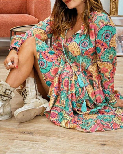 Bedrucktes Swingkleid mit V-Ausschnitt