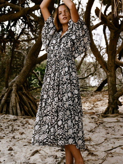 Blumenkleid mit V-Ausschnitt – Luftiges Sommerkleid mit Laternenärmeln