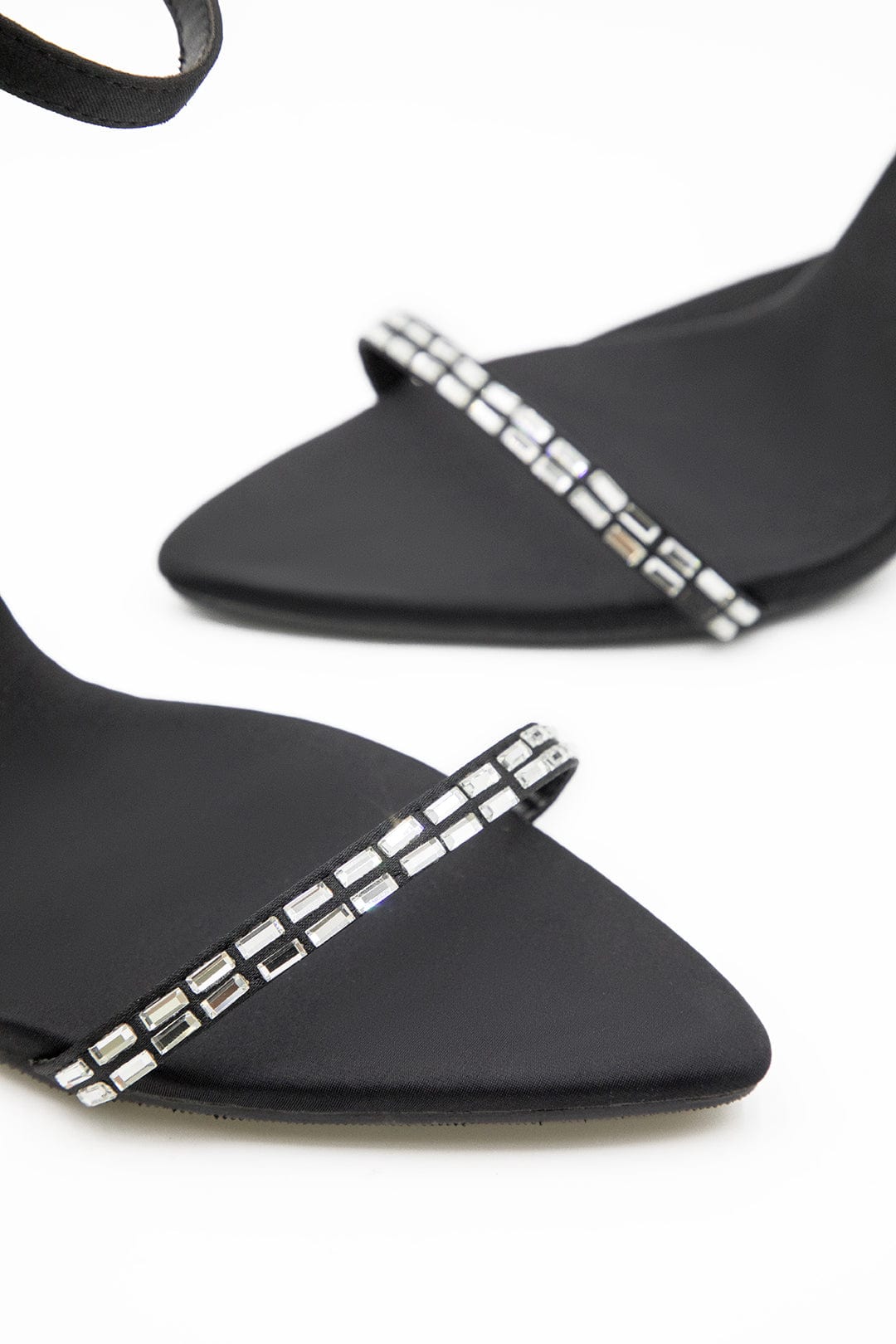 Talons aiguilles ornés de cristaux