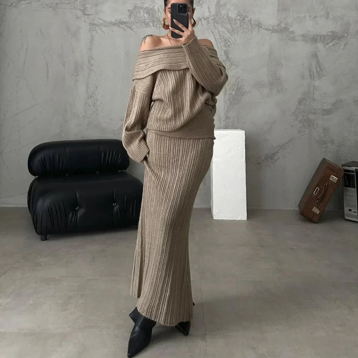 Elegantes Outfit mit schulterfreiem Pullover und eng anliegendem Strickrock, perfekt für einen raffinierten und femininen Look