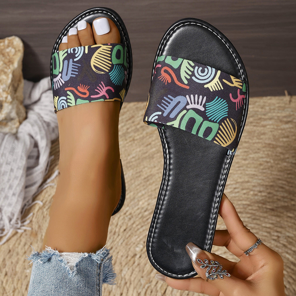 Renee® | Modische Sandalen mit Graffiti-Print