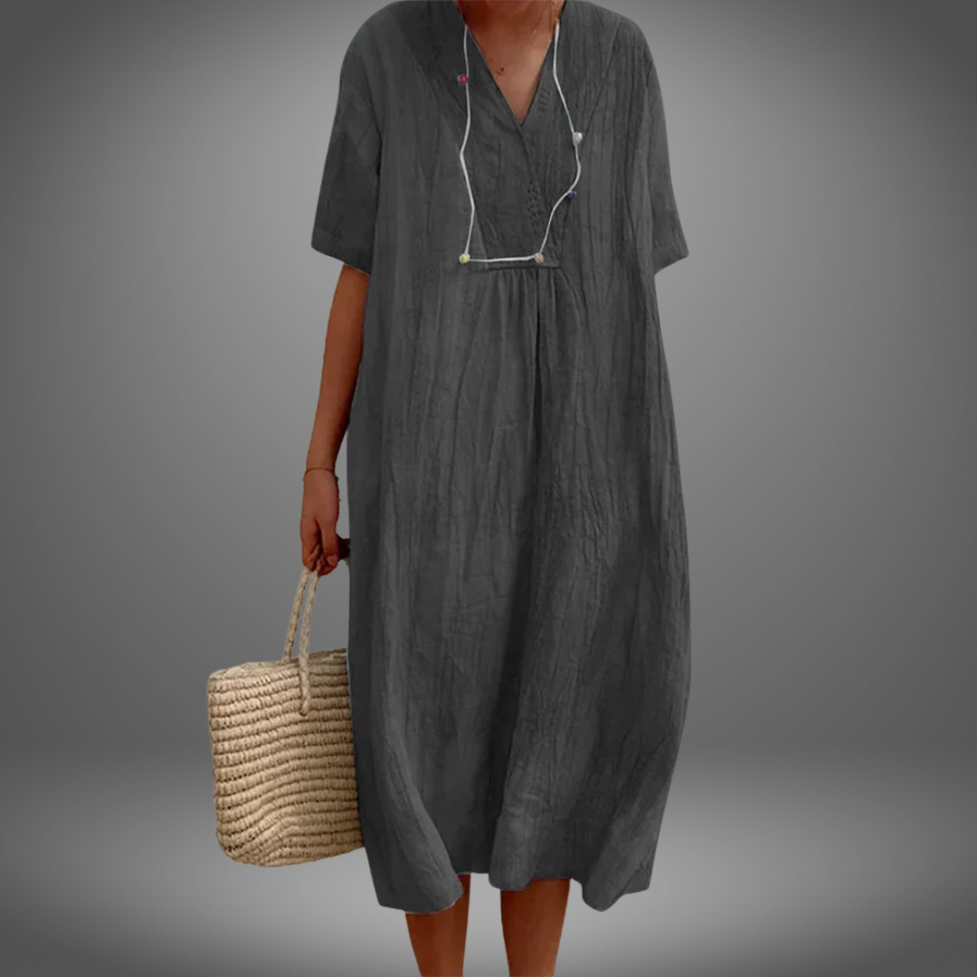 Renate©️ | Schlichtes Kleid mit V-Ausschnitt und halblangen Ärmeln