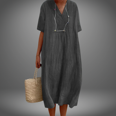 Renate©️ | Schlichtes Kleid mit V-Ausschnitt und halblangen Ärmeln