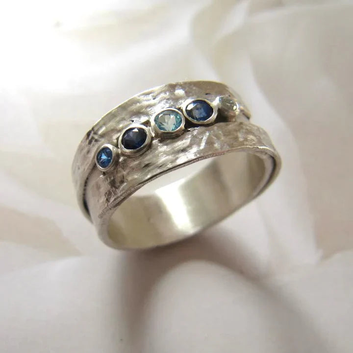 Versilberter Ring mit blauen Intarsiensteinen