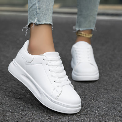 Saubere weiße Ledersneaker mit minimalistischem Design für Frauen