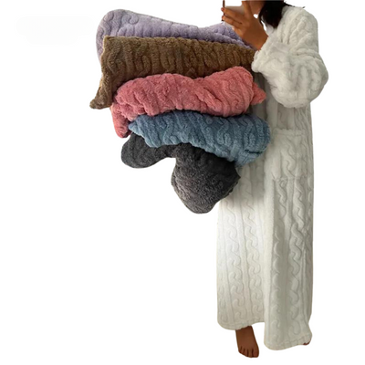 Warmes Pulloverkleid aus Kabelstrick für Frauen