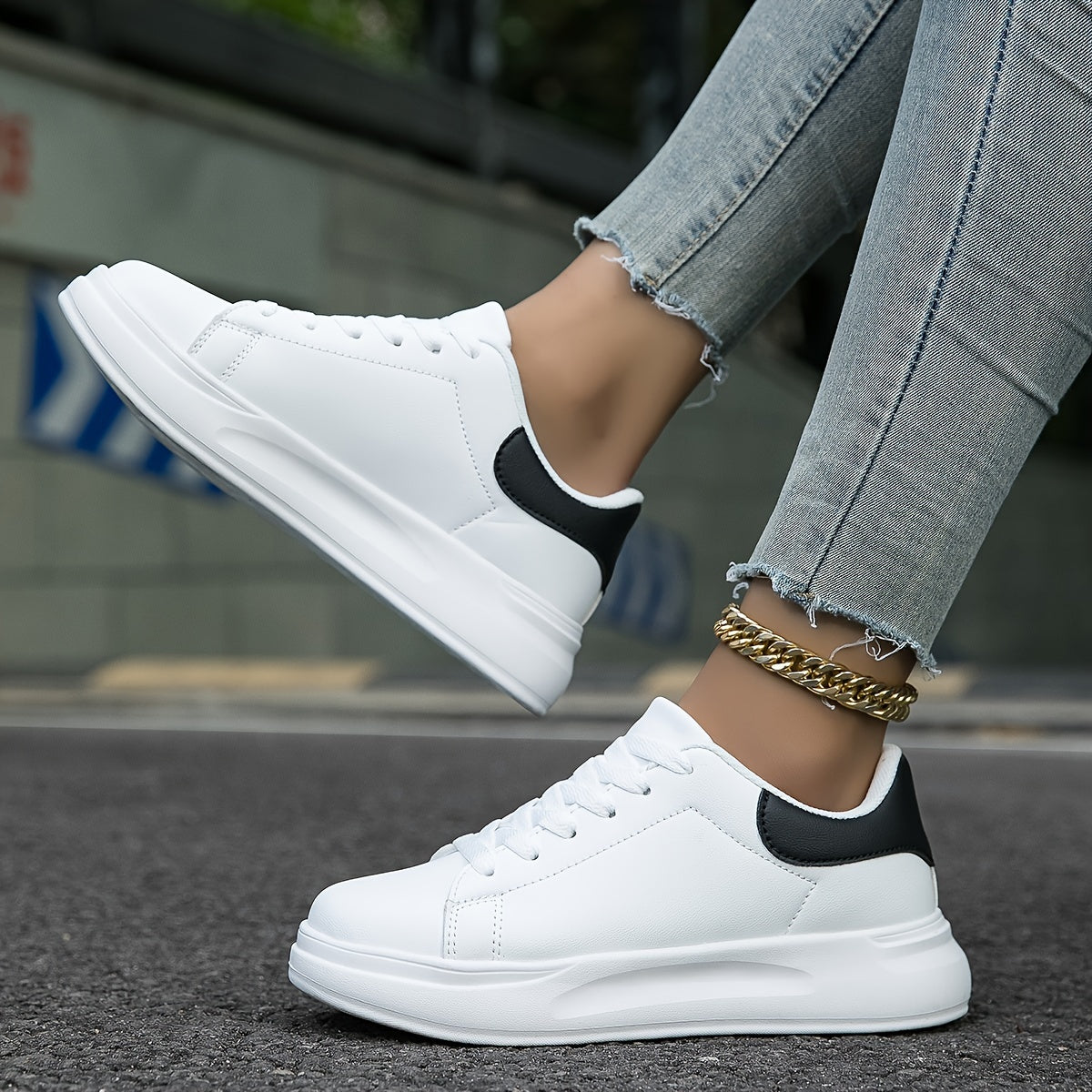 Saubere weiße Ledersneaker mit minimalistischem Design für Frauen