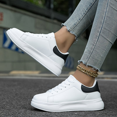 Saubere weiße Ledersneaker mit minimalistischem Design für Frauen