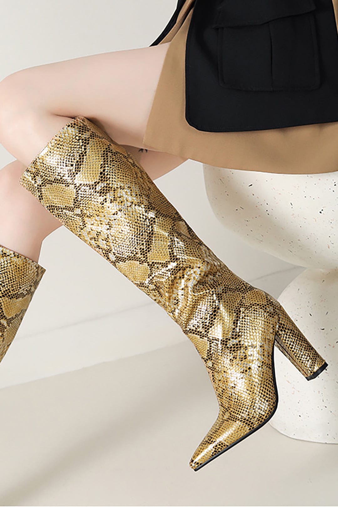 Eve | Goldene Stiefel mit Schlangenleder-Optik – Ein eleganter Hingucker