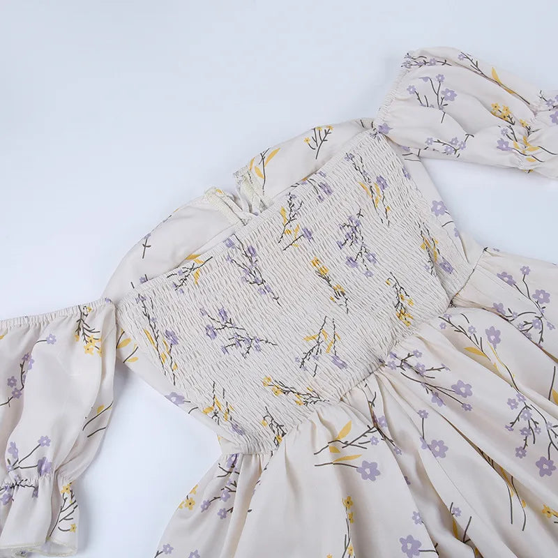 Nancy - Kleines Wickelkleid mit Blumenausschnitt