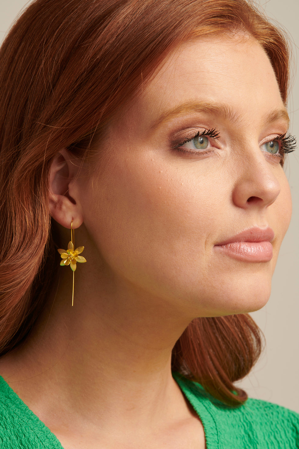 Vergoldete Silberne Hakenohrringe mit Blumendetail Für Frauen