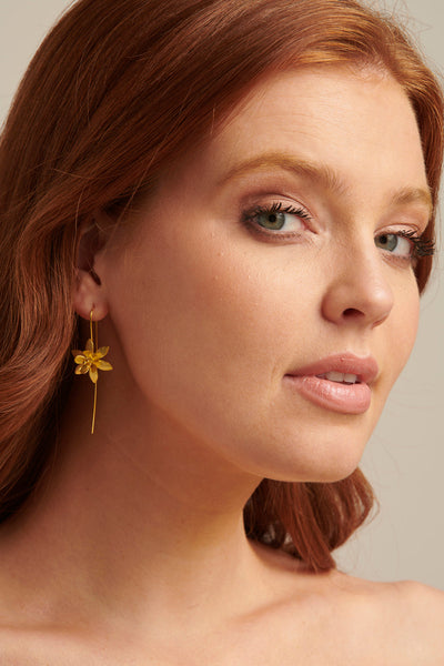 Vergoldete Silberne Hakenohrringe mit Blumendetail Für Frauen