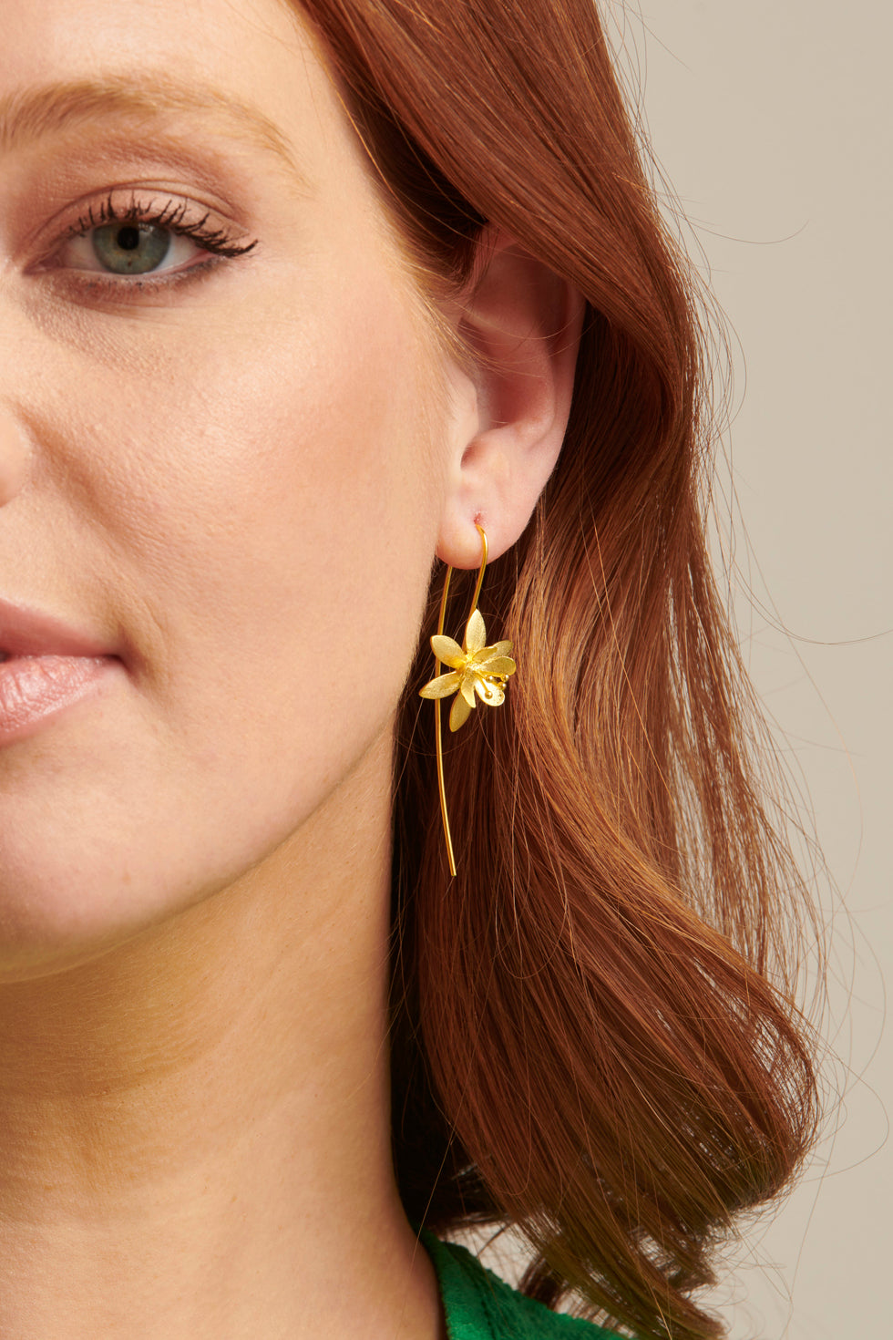 Vergoldete Silberne Hakenohrringe mit Blumendetail Für Frauen