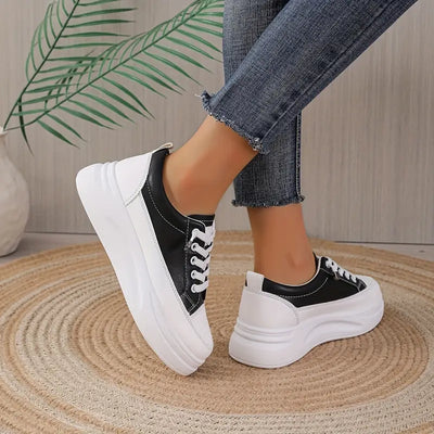 Bequeme Low-Top-Sneakers mit fester Farbe und Plateau