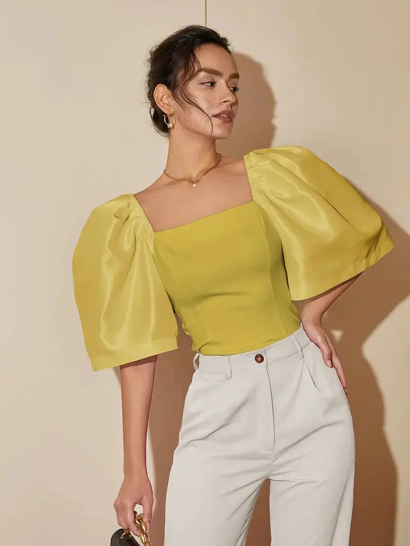 Luxuriöses Satintop mit dramatischen Puffärmeln für Damen