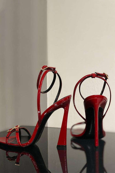 Olive | Lackleder Riemchenabsätze mit goldenen Schnallenakzenten