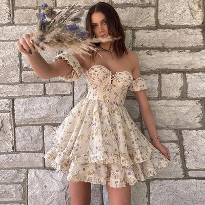 Nancy - Kleines Wickelkleid mit Blumenausschnitt