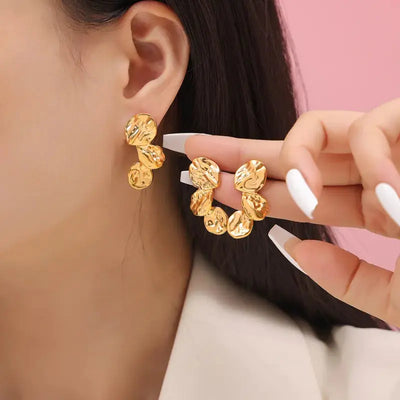 Skulptierte goldene Ohrringe mit modernem Charme für Damen