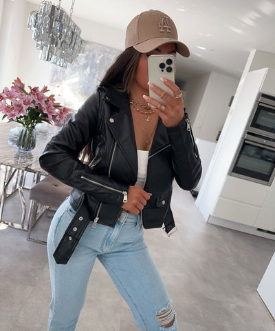 Klassisches schwarzes Oberteil mit zeitloser Raffinesse für Damen