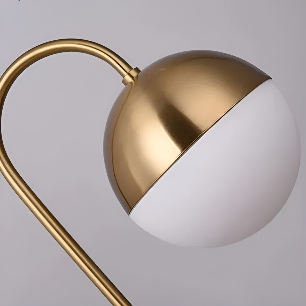 IronLume Lampe – Moderne runde Globus-Tischlampe