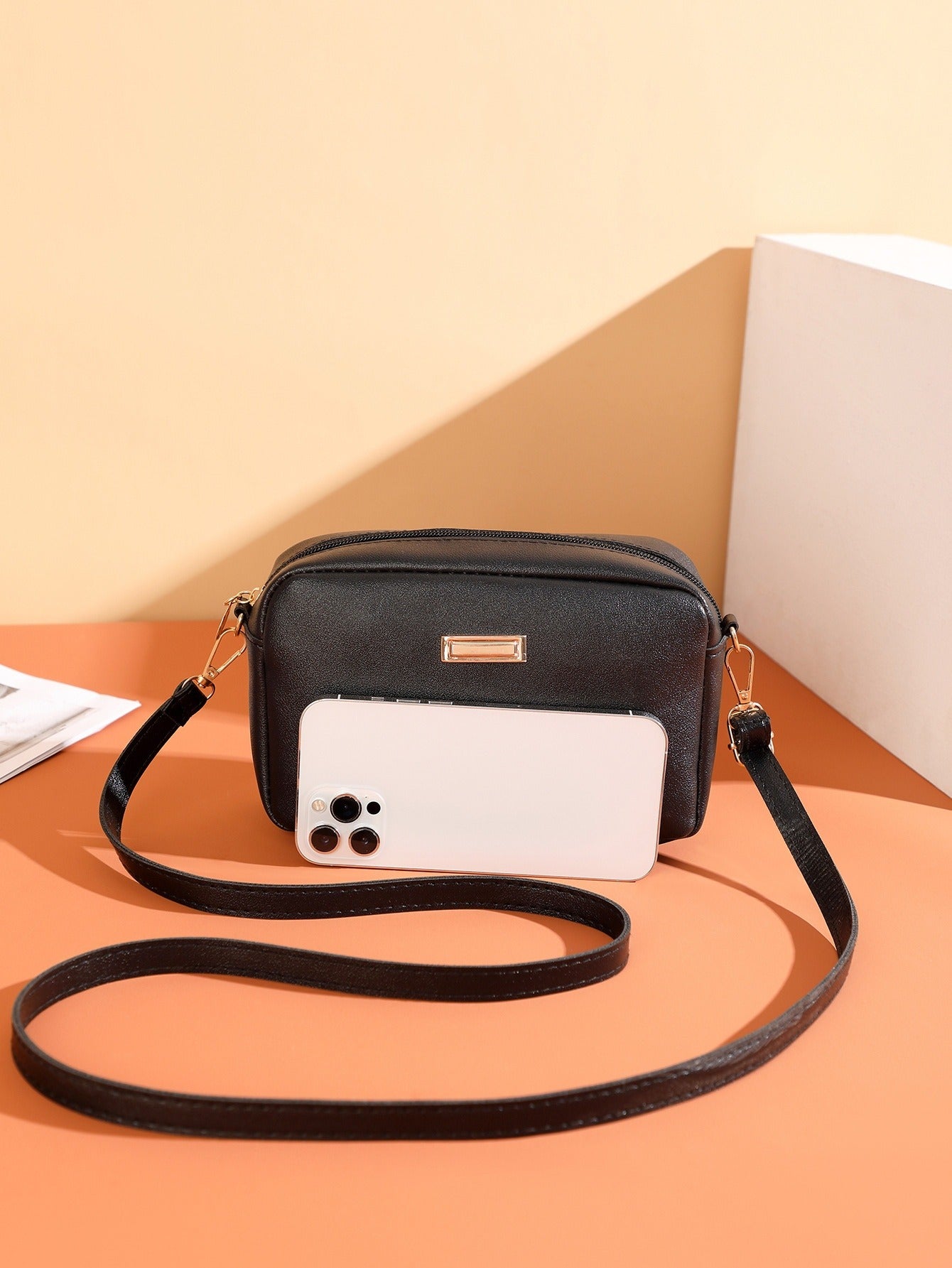 Umhängetasche aus Kunstleder für Damen im minimalistischen Design - Clara