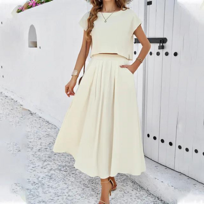 Elegantes Outfit mit Crop Top und langem fließendem Rock, perfekt für einen raffinierten und modernen Look, ideal für besondere Abende