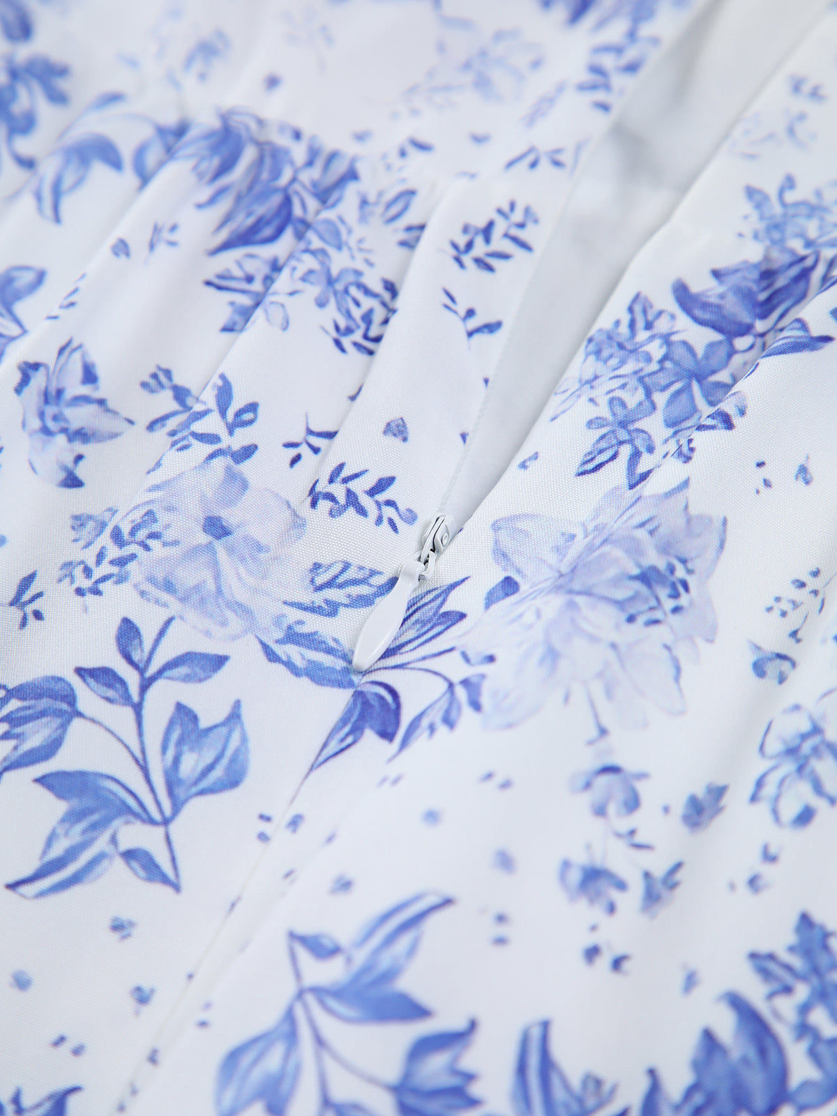 Clarise - Langes Kleid mit Reißverschlüssen und Blumentaschen