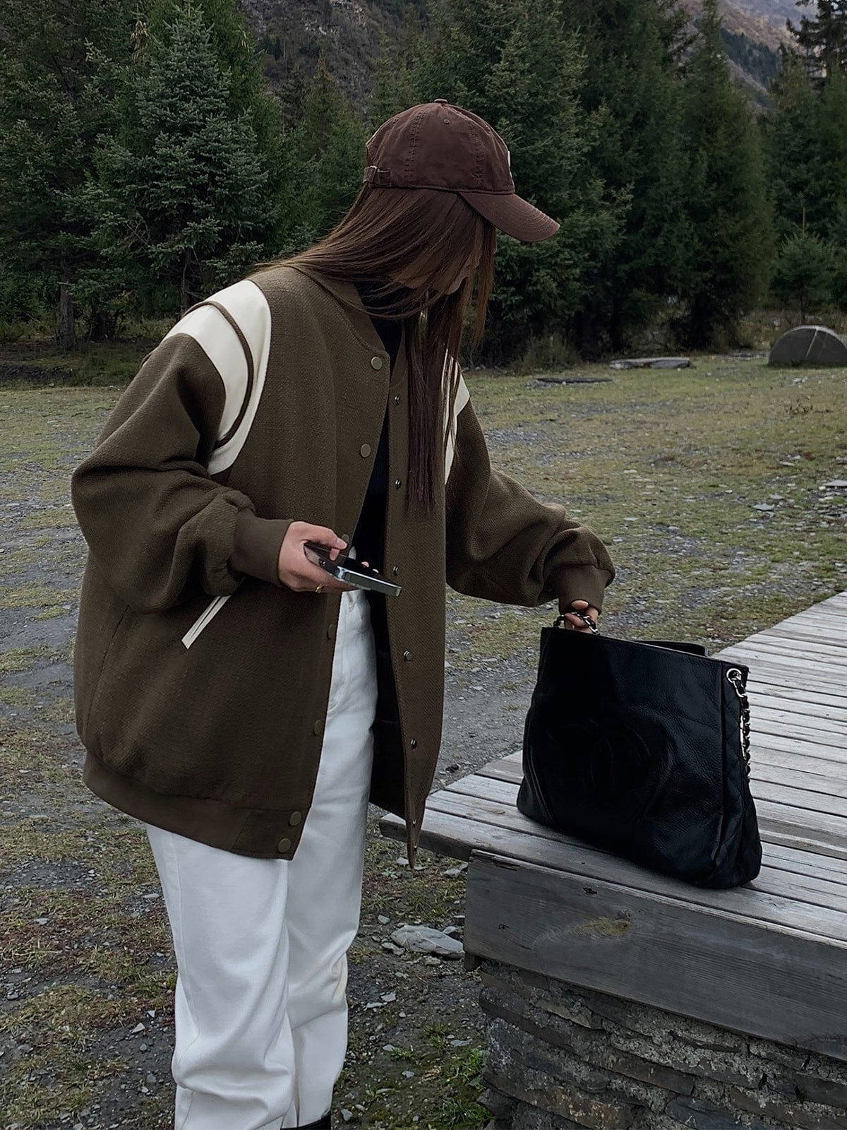 Molly | Lässige Varsity-Jacke im Retro-Stil mit gestreiften Ärmeldetails und gerippten Bündchen